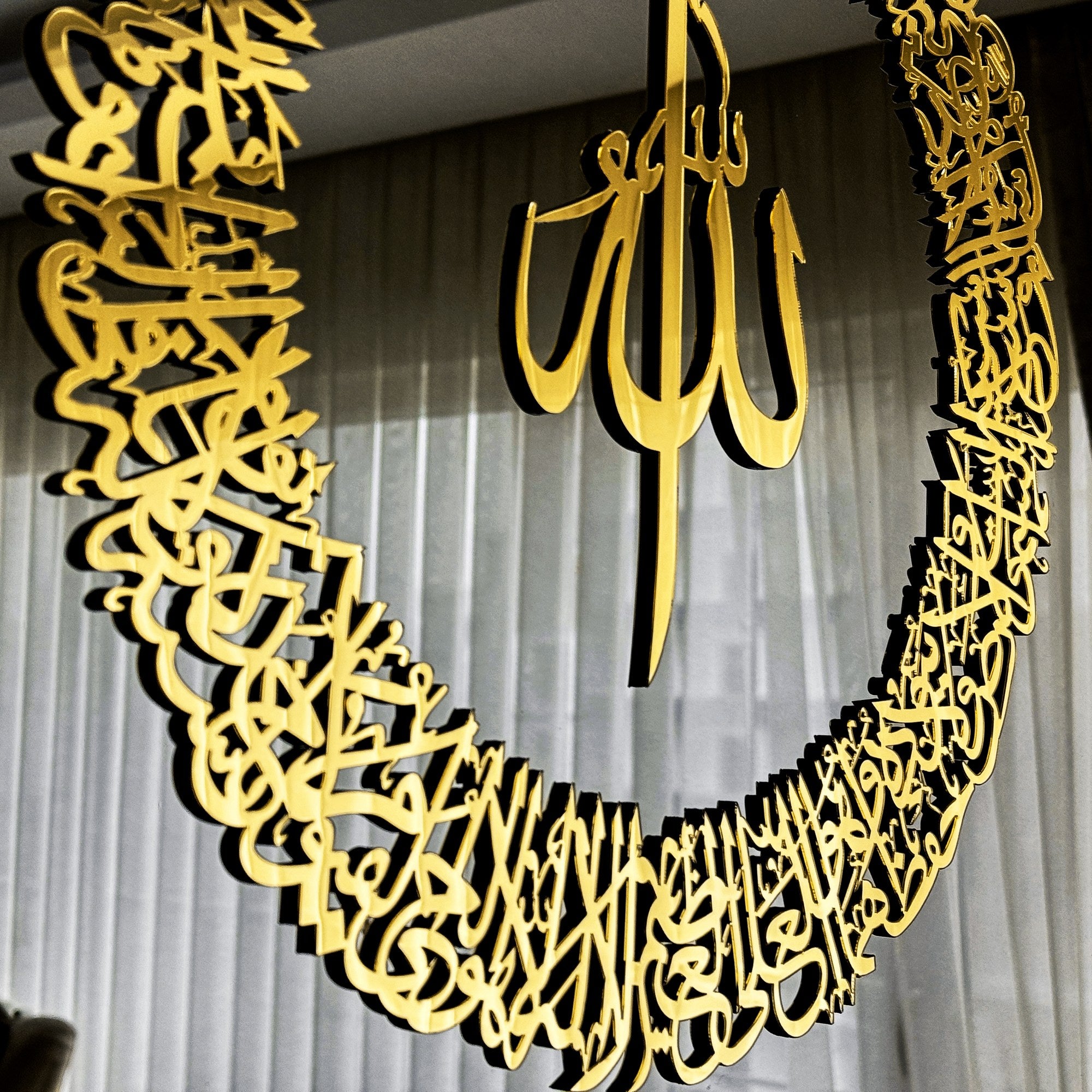 ayatul-kursi-circle-shaped-glass-muslim-wall-art-arabic-calligraphy-black-glass-unique-religious-artwork-shukranislamicarts