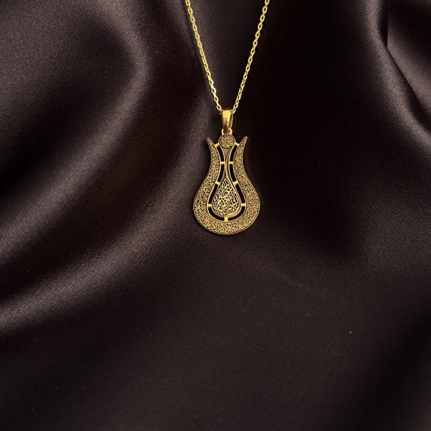 islamic-jewelry-ayatul-kursi-tulip-islamic-necklace-18k-gold-pendant-on-925-silver-meaningful-islamic-scripture-elegant-style-shukranislamicart
