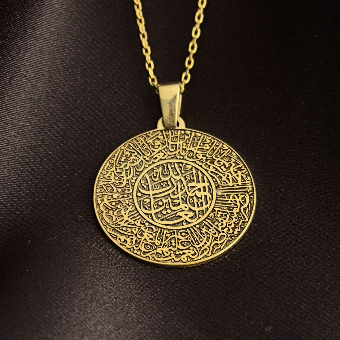 islamic-jewelry-surah-fatiha-circular-islamic-necklace-18k-gold-pendant-on-925-silver-spiritual-elegance-in-gold-shukranislamicart